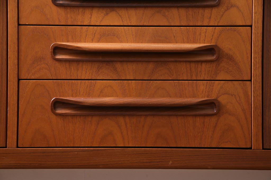 ヴィンテージ家具　北欧ビンテージ　チーク材　G-plan(ジープラン)　クールなデザインが素敵なサイドボード(サイドキャビネット)(2)