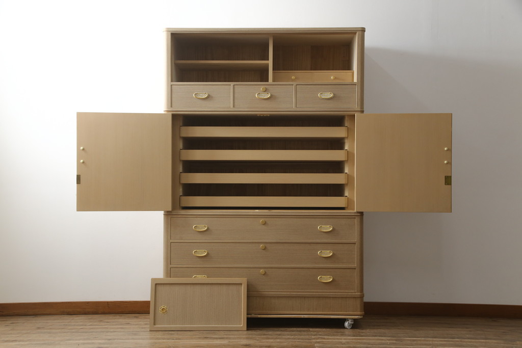 中古　広島・府中家具　日本伝統木芸士　大畠輝登作　備後府中　寿山作　金色の装飾が上品な雰囲気を醸し出す 総桐箪笥(総桐たんす、胴丸、着物たんす、衣装箪笥、和タンス、引き出し、チェスト)(R-079192)