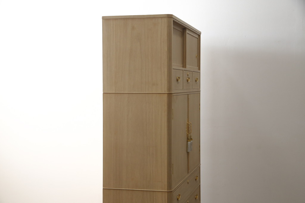 中古　広島・府中家具　日本伝統木芸士　大畠輝登作　備後府中　寿山作　金色の装飾が上品な雰囲気を醸し出す 総桐箪笥(総桐たんす、胴丸、着物たんす、衣装箪笥、和タンス、引き出し、チェスト)(R-079192)