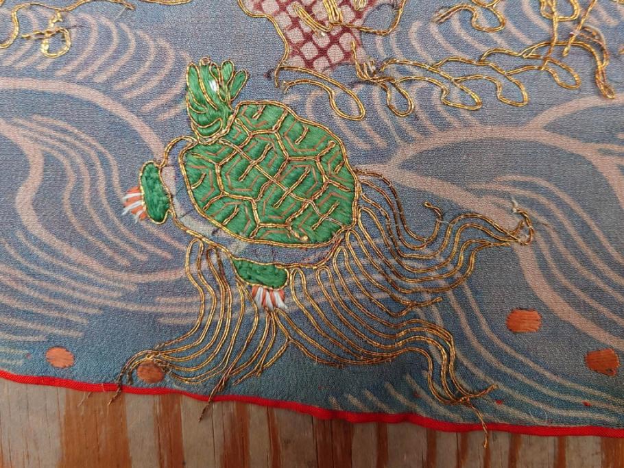 アンティーク　明治期　正絹　刺繍　縮緬　着物(古布、リメイク、絞り染め、衣装、和服、和装、女性、松竹梅、花、波、海、鶴、ツル、鳥、亀、カメ、シルク、日本、ジャパン、Japanese KIMONO)(R-079180)