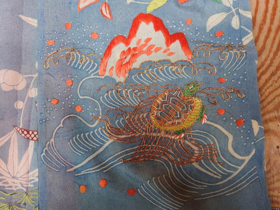 アンティーク　明治期　正絹　刺繍　縮緬　着物(古布、リメイク、絞り染め、衣装、和服、和装、女性、松竹梅、花、波、海、鶴、ツル、鳥、亀、カメ、シルク、日本、ジャパン、Japanese KIMONO)(R-079180)
