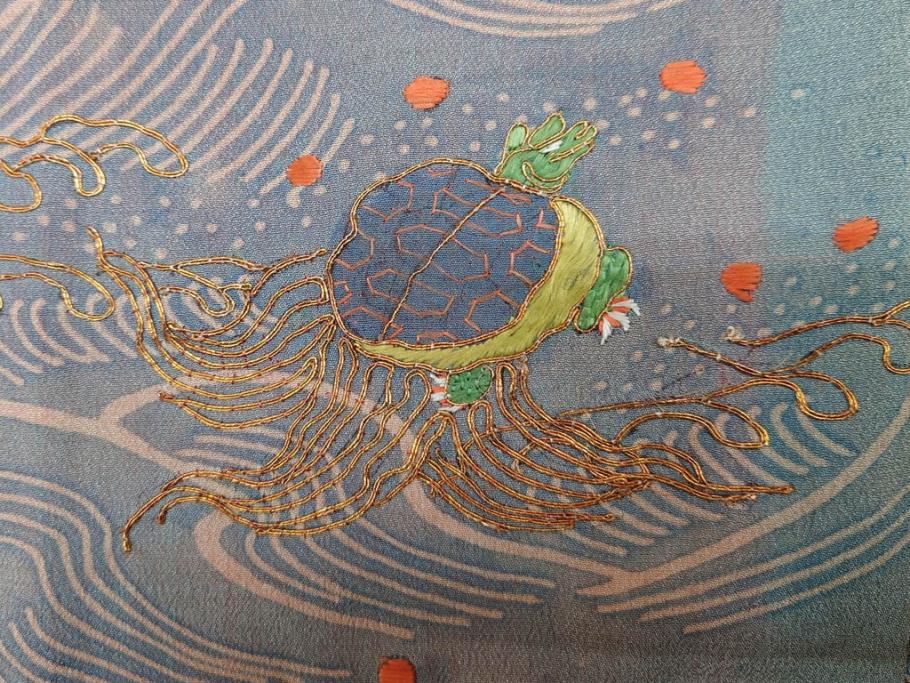アンティーク　明治期　正絹　刺繍　縮緬　着物(古布、リメイク、絞り染め、衣装、和服、和装、女性、松竹梅、花、波、海、鶴、ツル、鳥、亀、カメ、シルク、日本、ジャパン、Japanese KIMONO)(R-079180)