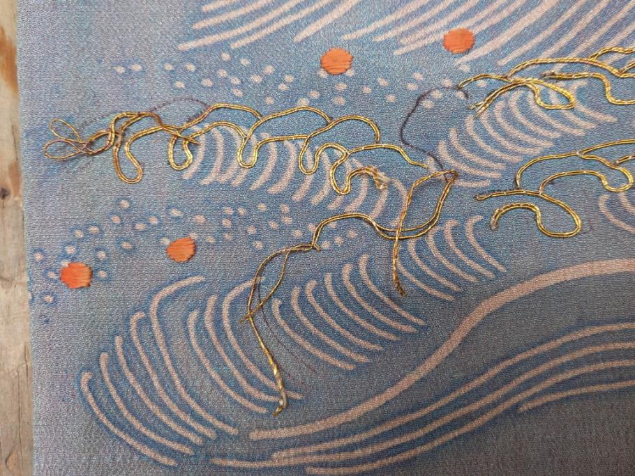 アンティーク　明治期　正絹　刺繍　縮緬　着物(古布、リメイク、絞り染め、衣装、和服、和装、女性、松竹梅、花、波、海、鶴、ツル、鳥、亀、カメ、シルク、日本、ジャパン、Japanese KIMONO)(R-079180)