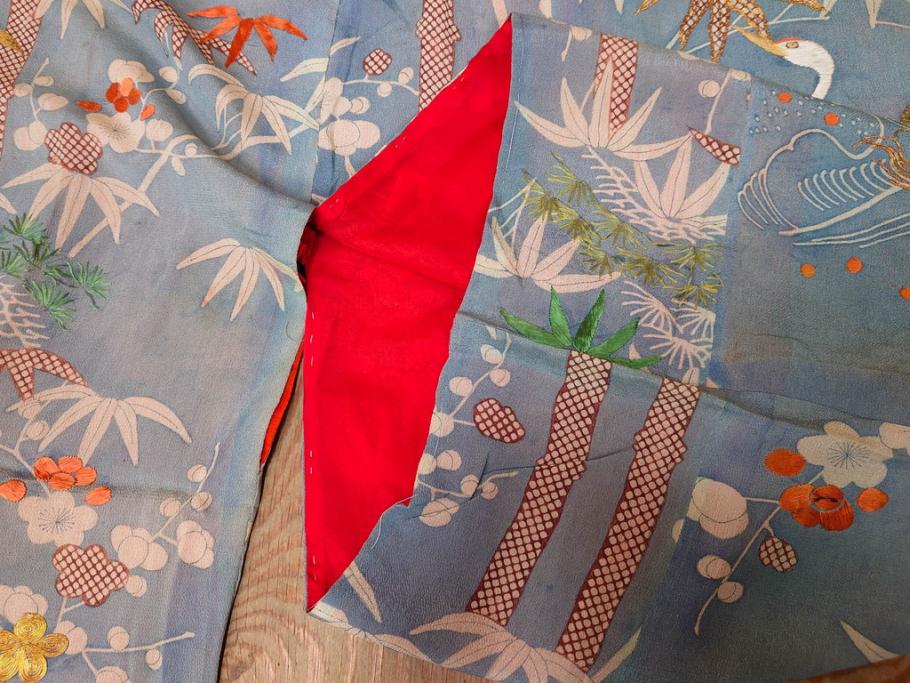 アンティーク　明治期　正絹　刺繍　縮緬　着物(古布、リメイク、絞り染め、衣装、和服、和装、女性、松竹梅、花、波、海、鶴、ツル、鳥、亀、カメ、シルク、日本、ジャパン、Japanese KIMONO)(R-079180)