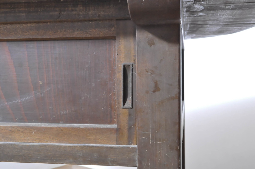 和製アンティーク　両面引き戸の収納付き!オーバル天板が可愛らしい作業台(カウンターテーブル、戸棚付きテーブル、ダイニングテーブル)(R-064534)