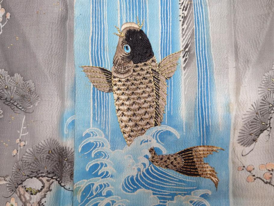 アンティーク　明治期　正絹　壁縮緬　刺繍　着物(古布、リメイク、金糸、重ね五つ目紋、家紋、衣装、和服、和装、女性、松竹梅、滝、登り鯉、魚、シルク、日本、ジャパン、Japanese KIMONO)(R-079181)