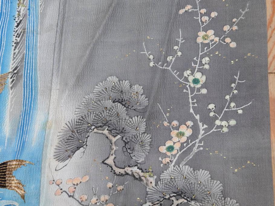 アンティーク　明治期　正絹　壁縮緬　刺繍　着物(古布、リメイク、金糸、重ね五つ目紋、家紋、衣装、和服、和装、女性、松竹梅、滝、登り鯉、魚、シルク、日本、ジャパン、Japanese KIMONO)(R-079181)