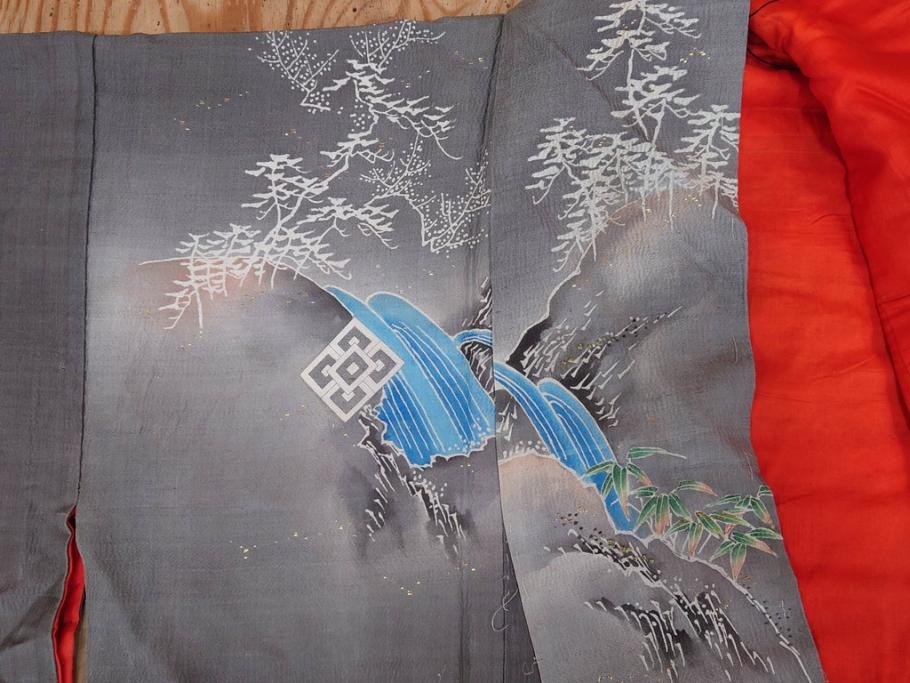アンティーク　明治期　正絹　壁縮緬　刺繍　着物(古布、リメイク、金糸、重ね五つ目紋、家紋、衣装、和服、和装、女性、松竹梅、滝、登り鯉、魚、シルク、日本、ジャパン、Japanese KIMONO)(R-079181)