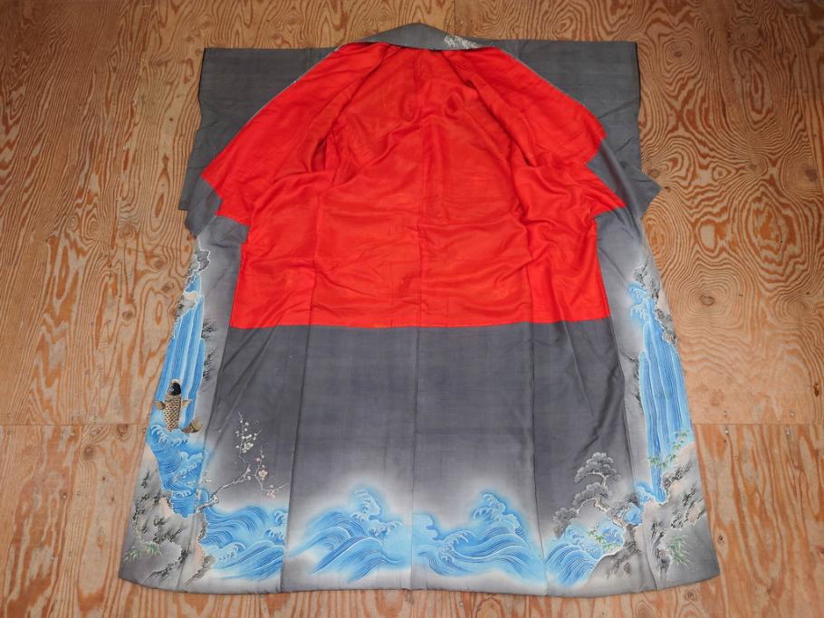 アンティーク　明治期　正絹　壁縮緬　刺繍　着物(古布、リメイク、金糸、重ね五つ目紋、家紋、衣装、和服、和装、女性、松竹梅、滝、登り鯉、魚、シルク、日本、ジャパン、Japanese KIMONO)(R-079181)
