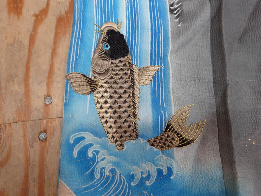 アンティーク　明治期　正絹　壁縮緬　刺繍　着物(古布、リメイク、金糸、重ね五つ目紋、家紋、衣装、和服、和装、女性、松竹梅、滝、登り鯉、魚、シルク、日本、ジャパン、Japanese KIMONO)(R-079181)