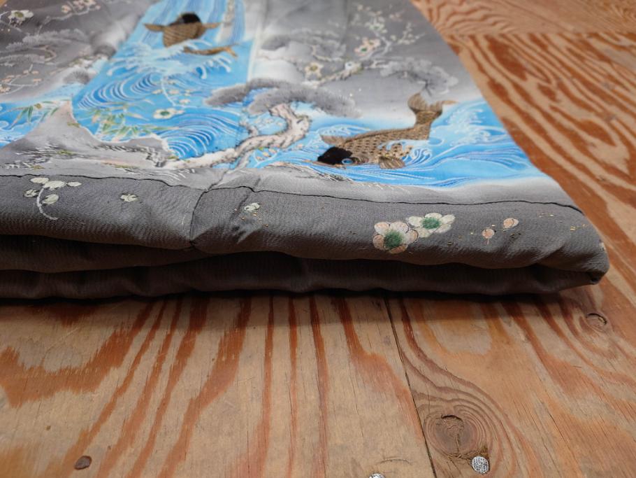 アンティーク　明治期　正絹　壁縮緬　刺繍　着物(古布、リメイク、金糸、重ね五つ目紋、家紋、衣装、和服、和装、女性、松竹梅、滝、登り鯉、魚、シルク、日本、ジャパン、Japanese KIMONO)(R-079181)