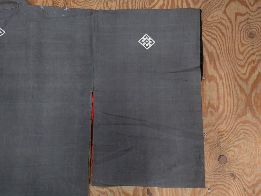 アンティーク　明治期　正絹　壁縮緬　刺繍　着物(古布、リメイク、金糸、重ね五つ目紋、家紋、衣装、和服、和装、女性、松竹梅、滝、登り鯉、魚、シルク、日本、ジャパン、Japanese KIMONO)(R-079181)