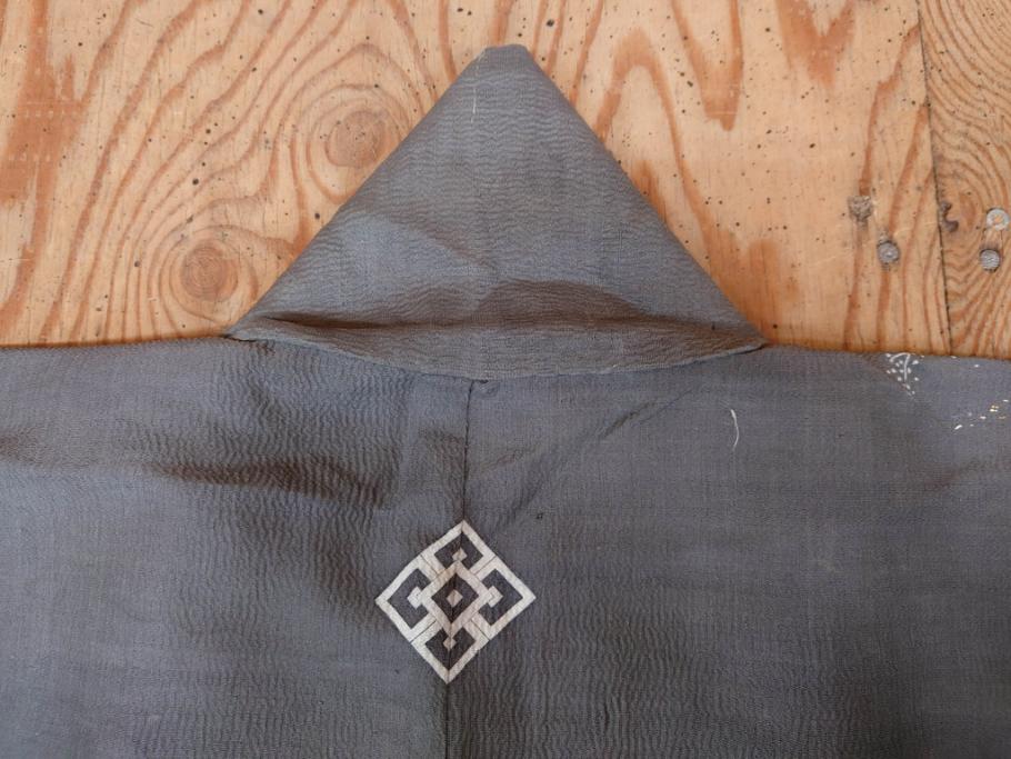アンティーク　明治期　正絹　壁縮緬　刺繍　着物(古布、リメイク、金糸、重ね五つ目紋、家紋、衣装、和服、和装、女性、松竹梅、滝、登り鯉、魚、シルク、日本、ジャパン、Japanese KIMONO)(R-079181)
