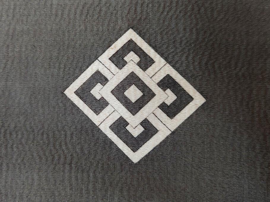 アンティーク　明治期　正絹　壁縮緬　刺繍　着物(古布、リメイク、金糸、重ね五つ目紋、家紋、衣装、和服、和装、女性、松竹梅、滝、登り鯉、魚、シルク、日本、ジャパン、Japanese KIMONO)(R-079181)