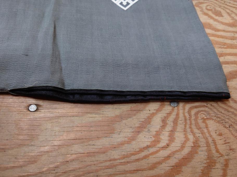 アンティーク　明治期　正絹　壁縮緬　刺繍　着物(古布、リメイク、金糸、重ね五つ目紋、家紋、衣装、和服、和装、女性、松竹梅、滝、登り鯉、魚、シルク、日本、ジャパン、Japanese KIMONO)(R-079181)