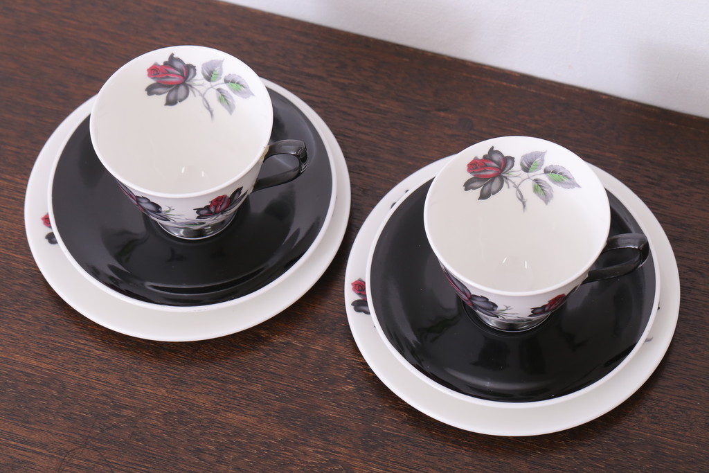 アンティーク雑貨　イギリス　Royal Albert(ロイヤルアルバート) MASQUERADE(マスカレード)シリーズ　カップ&ソーサー2客セット(洋食器)