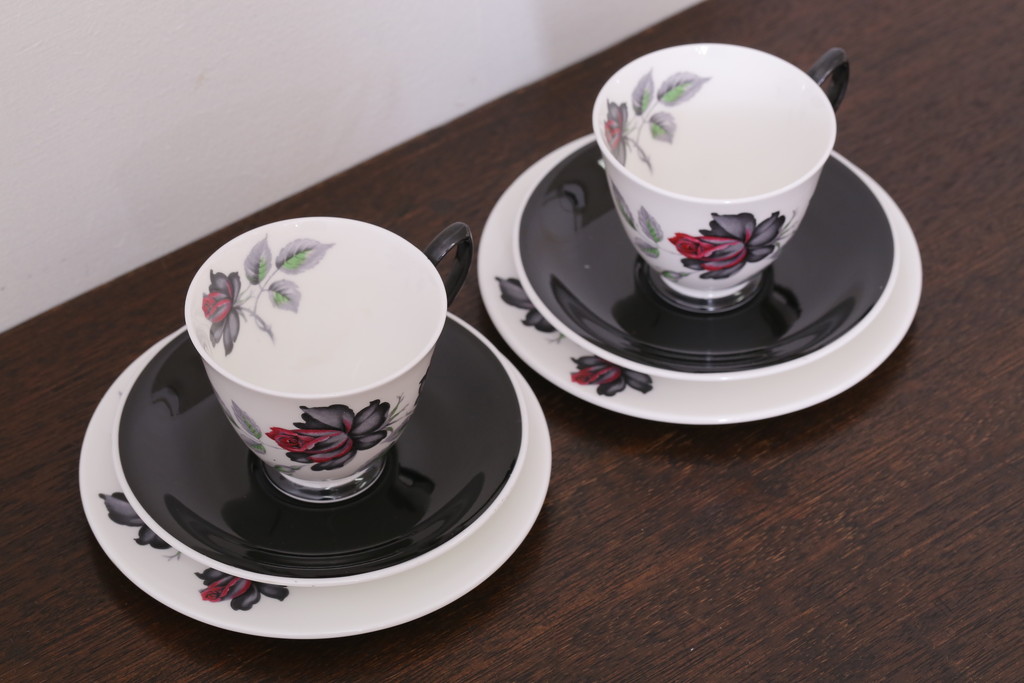 アンティーク雑貨　イギリス　Royal Albert(ロイヤルアルバート) MASQUERADE(マスカレード)シリーズ　カップ&ソーサー2客セット(洋食器)