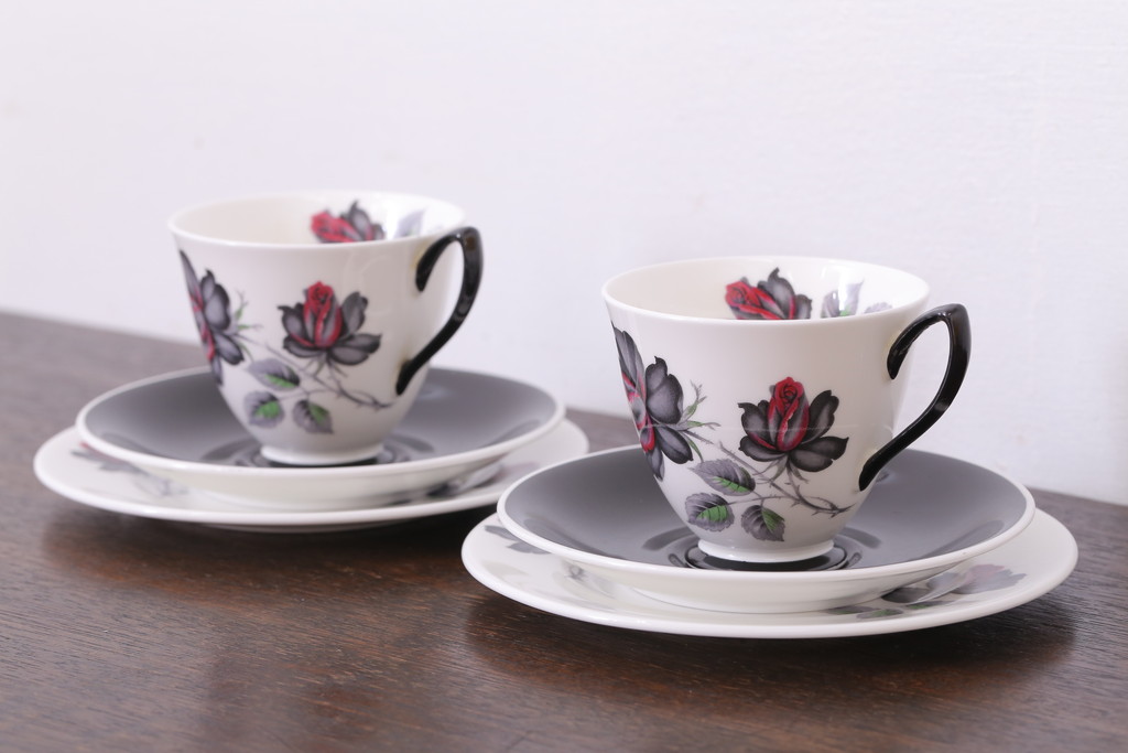 アンティーク雑貨　イギリス　Royal Albert(ロイヤルアルバート) MASQUERADE(マスカレード)シリーズ　カップ&ソーサー2客セット(洋食器)