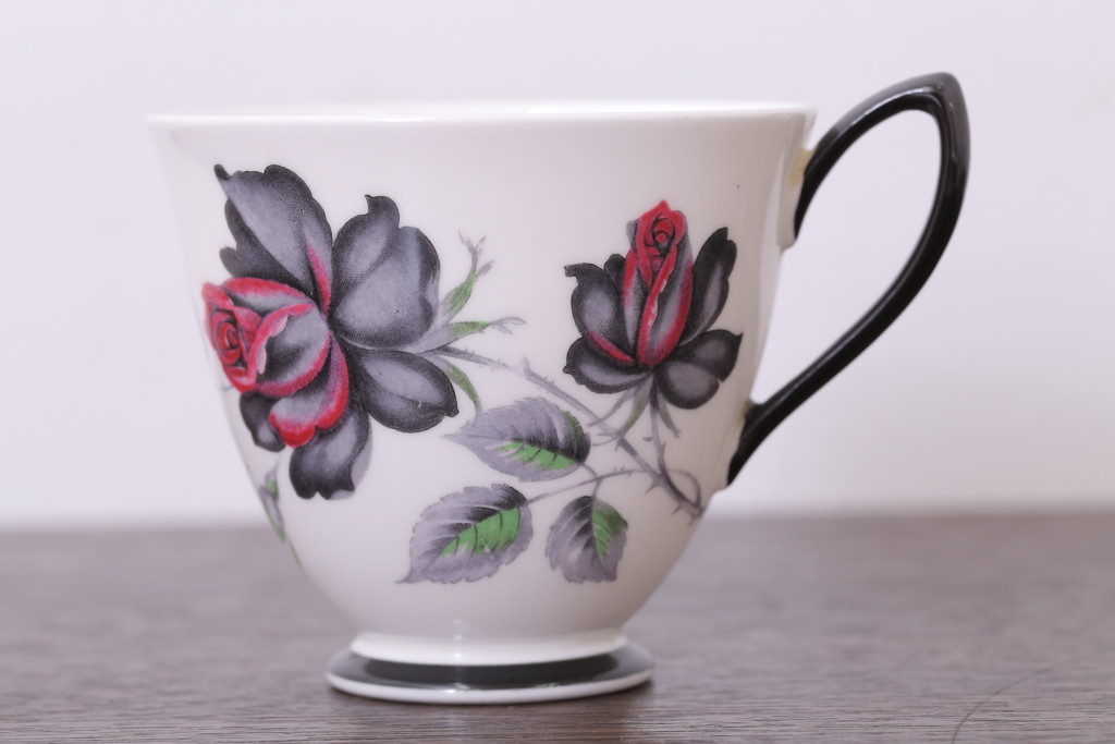 アンティーク雑貨　イギリス　Royal Albert(ロイヤルアルバート) MASQUERADE(マスカレード)シリーズ　カップ&ソーサー2客セット(洋食器)
