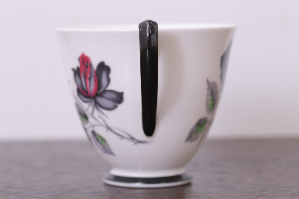 アンティーク雑貨　イギリス　Royal Albert(ロイヤルアルバート) MASQUERADE(マスカレード)シリーズ　カップ&ソーサー2客セット(洋食器)