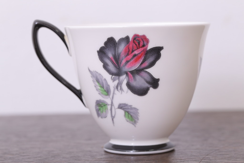 アンティーク雑貨　イギリス　Royal Albert(ロイヤルアルバート) MASQUERADE(マスカレード)シリーズ　カップ&ソーサー2客セット(洋食器)