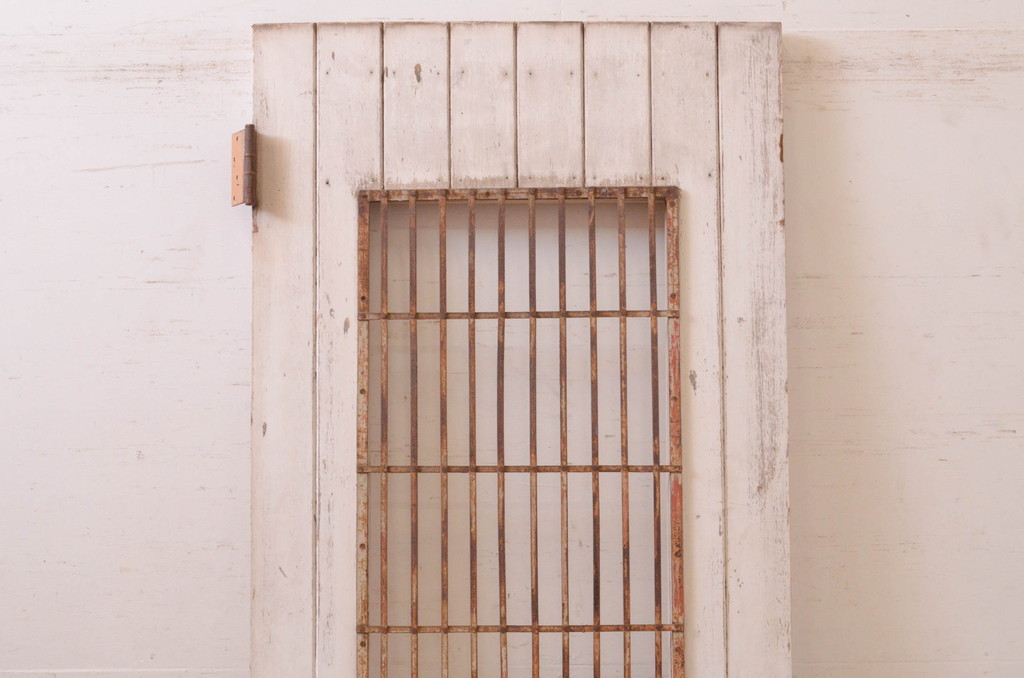 アンティーク建具　ペイント仕上げ限定　どこか懐かしい雰囲気のアイアンフェンス入りペイント扉1枚(ドア、木製扉)(R-071107)