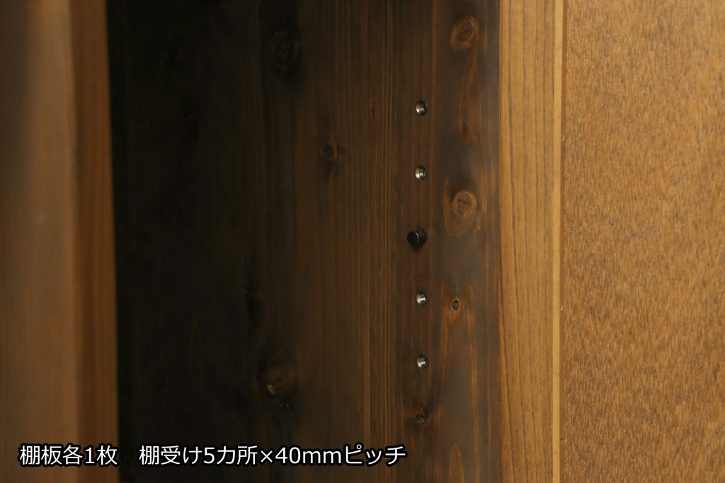 神棚を飾り棚とテーブルにリメイク!飾り棚には装飾部を使用し希望のデザインで。扉収納部は棚板を各1枚ずつ設置し、内部にトレーを設置。テーブルには板部を使用し、楕円形の天板で取れる最大のサイズで、脚はシンプルな角脚。元の色味をベースに補色し、どちらも色味が合うように着色。