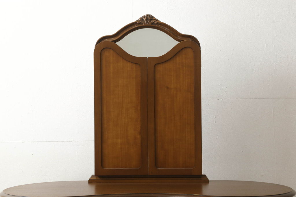 中古　アメリカ　優雅で上品なデザインが目を引くスツール付きドレッサー(鏡台)(R-057665)