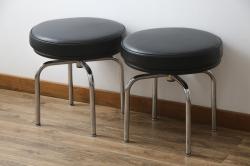 中古　美品　Cassina(カッシーナ)　ル・コルビュジエ(Le Corbusier)　LC8　8 TABOURET TOURNANT, DURABLE　スタイリッシュなデザインがカッコいいスウィベルスツール2脚セット(回転椅子、回転スツール、丸イス、いす)(定価2脚で約72万円)(R-068576)