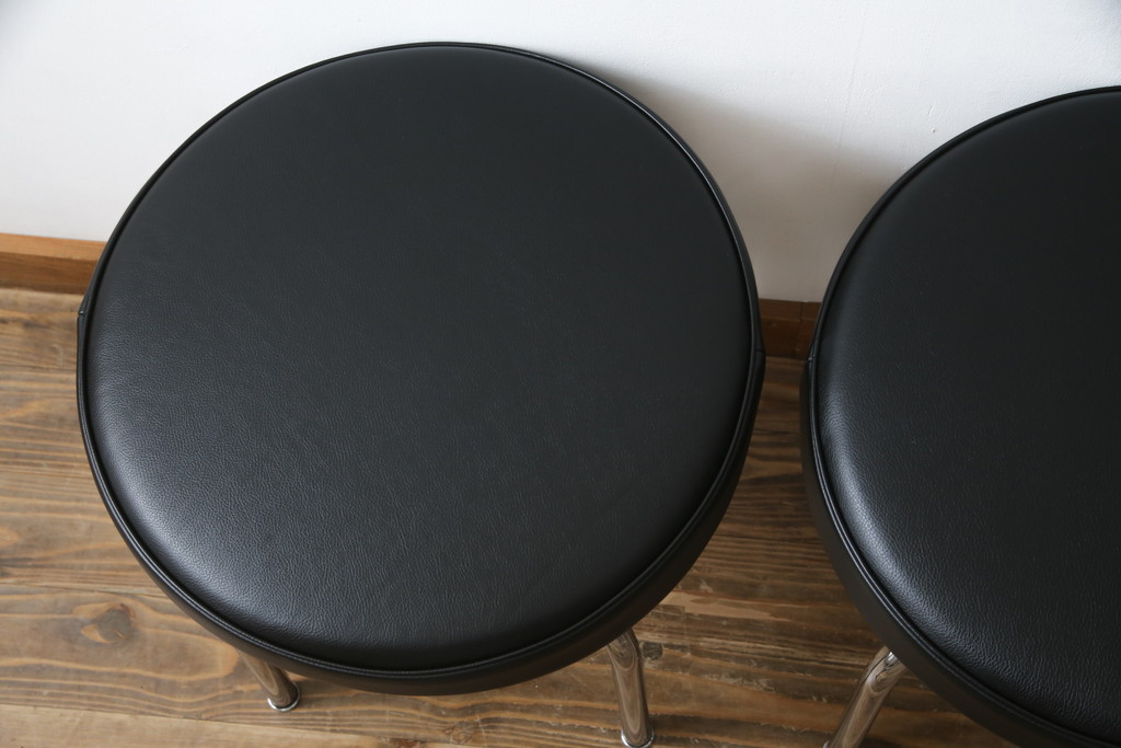 中古　美品　Cassina(カッシーナ)　ル・コルビュジエ(Le Corbusier)　LC8　8 TABOURET TOURNANT, DURABLE　スタイリッシュなデザインがカッコいいスウィベルスツール2脚セット(回転椅子、回転スツール、丸イス、いす)(定価2脚で約72万円)(R-068576)