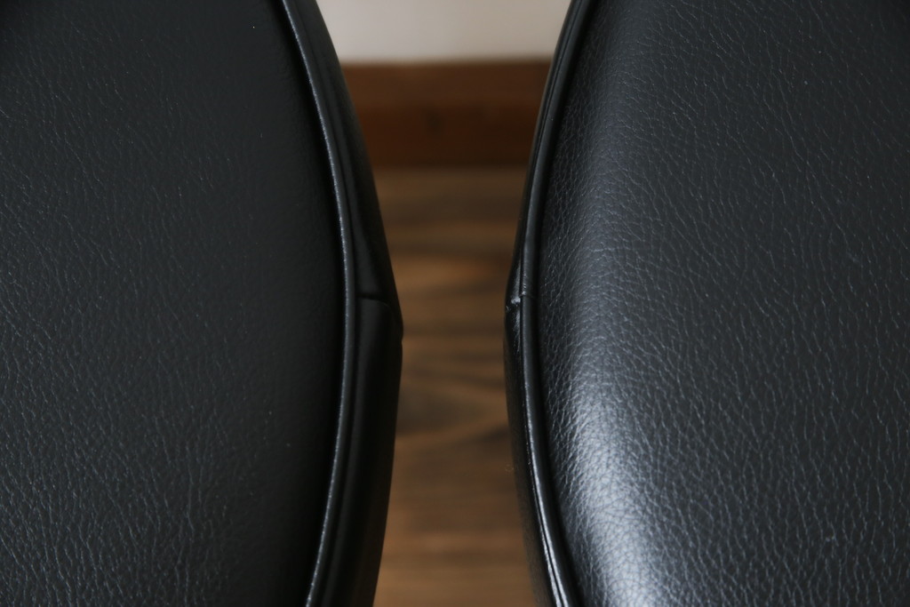 中古　美品　Cassina(カッシーナ)　ル・コルビュジエ(Le Corbusier)　LC8　8 TABOURET TOURNANT, DURABLE　スタイリッシュなデザインがカッコいいスウィベルスツール2脚セット(回転椅子、回転スツール、丸イス、いす)(定価2脚で約72万円)(R-068576)