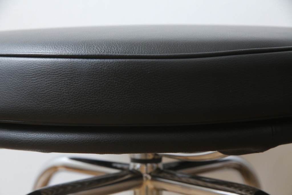 中古　美品　Cassina(カッシーナ)　ル・コルビュジエ(Le Corbusier)　LC8　8 TABOURET TOURNANT, DURABLE　スタイリッシュなデザインがカッコいいスウィベルスツール2脚セット(回転椅子、回転スツール、丸イス、いす)(定価2脚で約72万円)(R-068576)