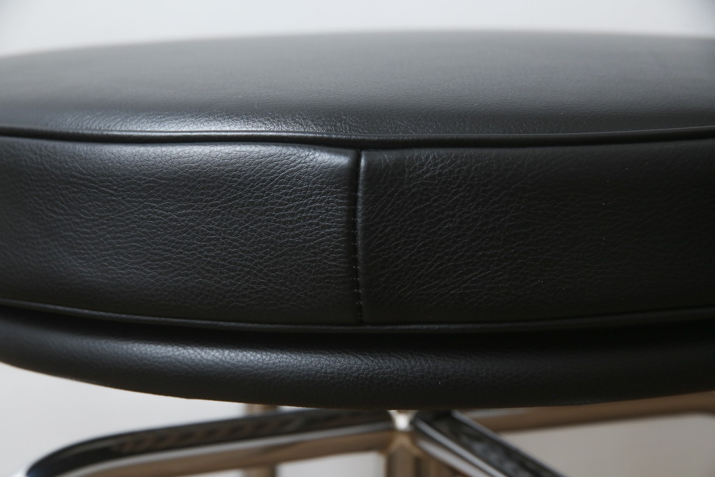 中古　美品　Cassina(カッシーナ)　ル・コルビュジエ(Le Corbusier)　LC8　8 TABOURET TOURNANT, DURABLE　スタイリッシュなデザインがカッコいいスウィベルスツール2脚セット(回転椅子、回転スツール、丸イス、いす)(定価2脚で約72万円)(R-068576)