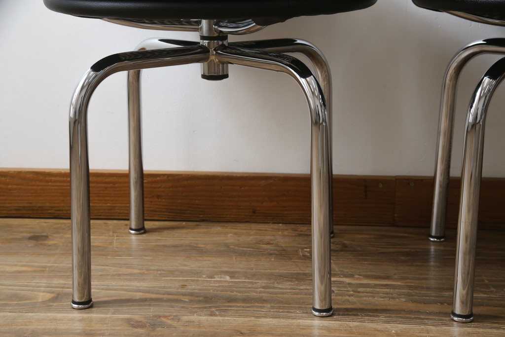 中古　美品　Cassina(カッシーナ)　ル・コルビュジエ(Le Corbusier)　LC8　8 TABOURET TOURNANT, DURABLE　スタイリッシュなデザインがカッコいいスウィベルスツール2脚セット(回転椅子、回転スツール、丸イス、いす)(定価2脚で約72万円)(R-068576)