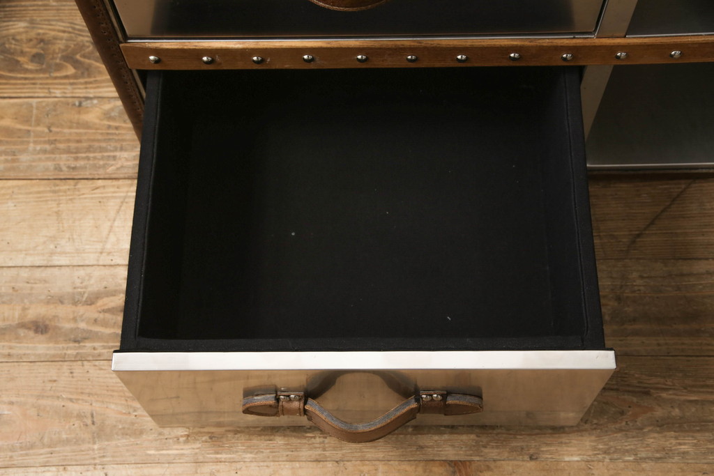 中古　ハロ(HALO)　ストニーハースト エンターテイメント ユニット(ブラッシュドスチール)(STONYHURST ENTERTAINMENT UNIT BRUSHED STEEL)　トランクのようなデザインが目を惹くテレビ台(リビングボード、テレビボード、収納棚、戸棚、引き出し、サイドボード、ローボード)(定価約27万5千円)(R-065107)