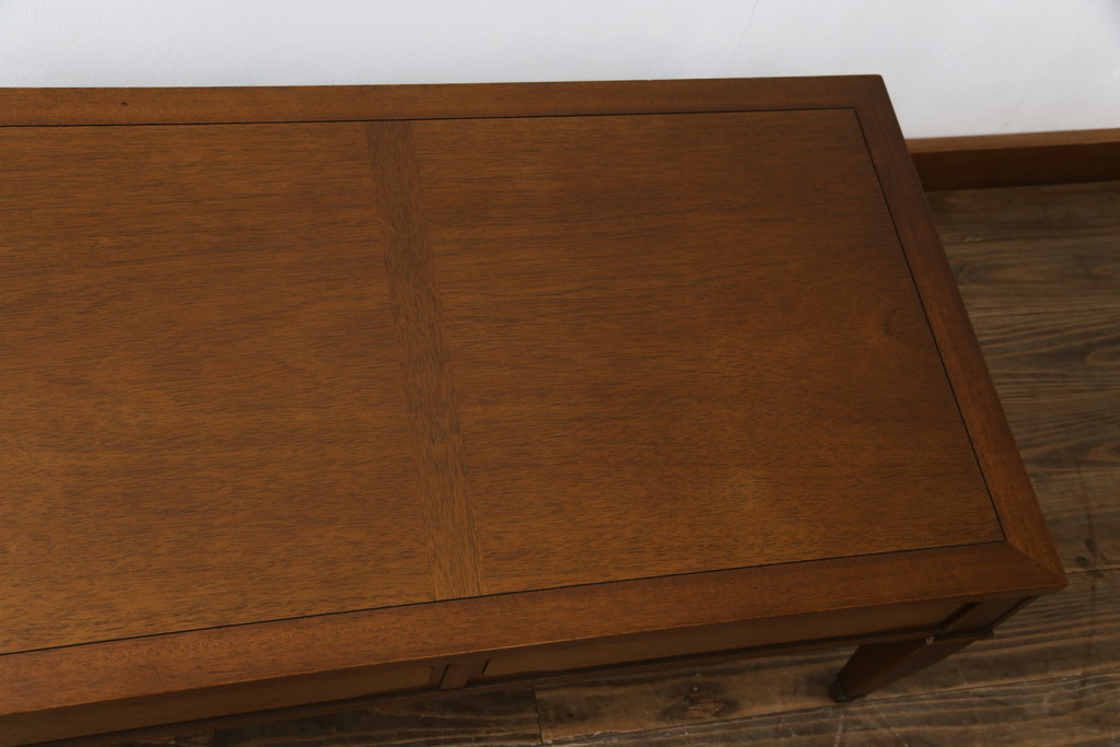 中古　DREXEL HERITAGE(ドレクセルヘリテイジ)　Triune(トライユン)　マホガニー材　クラシカルな佇まいのカクテルテーブル(センターテーブル、リビングテーブル、ローテーブル)(R-072715)