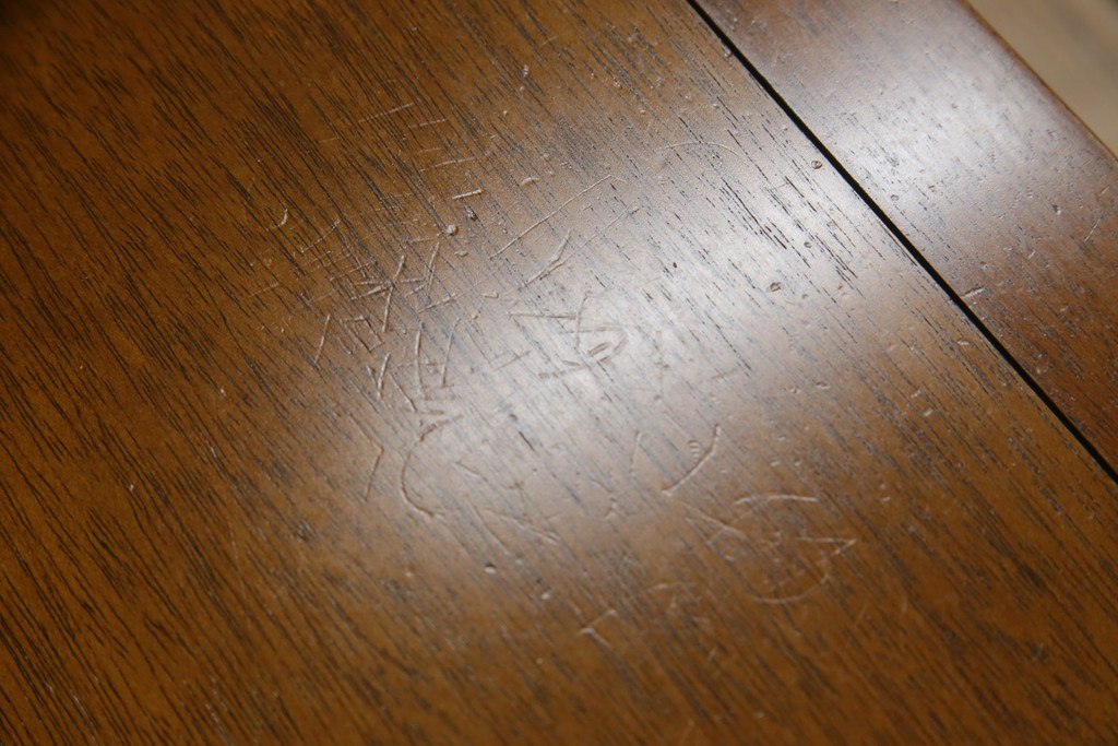 中古　DREXEL HERITAGE(ドレクセルヘリテイジ)　Triune(トライユン)　マホガニー材　クラシカルな佇まいのカクテルテーブル(センターテーブル、リビングテーブル、ローテーブル)(R-072715)