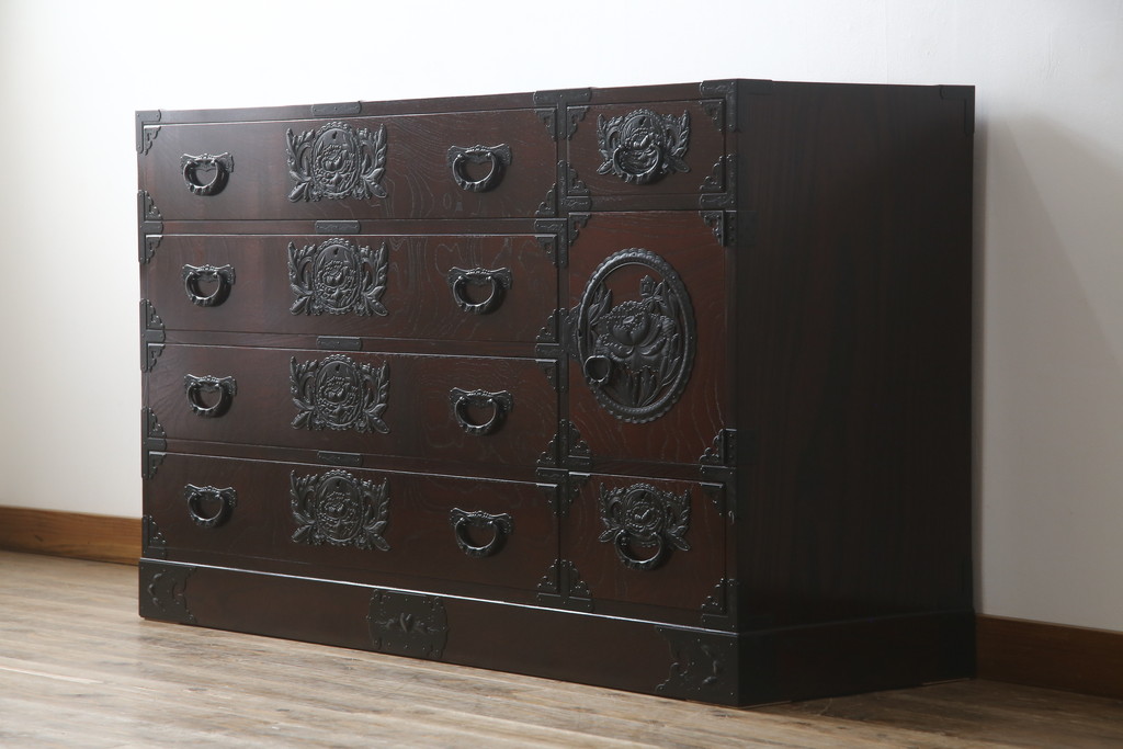 中古　美品　仙台民芸箪笥(仙台箪笥)　欅産業　凝ったつくりの大振りの金具が目を惹く仙台箪笥サイドボード(サイドチェスト、収納箪笥、衣装箪笥、引き出し)(R-078745)