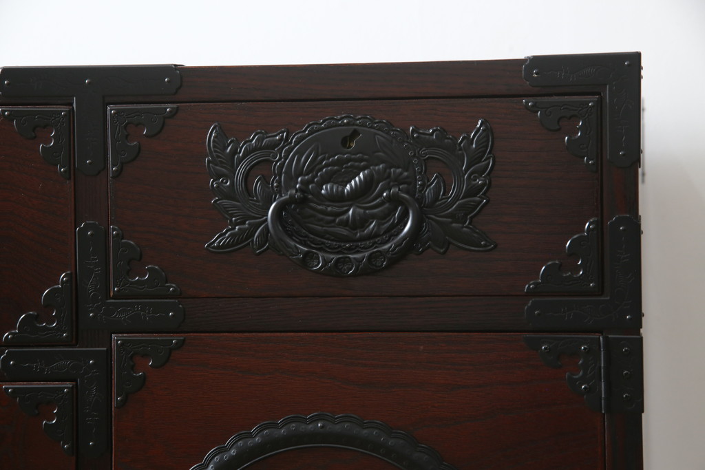 中古　美品　仙台民芸箪笥(仙台箪笥)　欅産業　凝ったつくりの大振りの金具が目を惹く仙台箪笥サイドボード(サイドチェスト、収納箪笥、衣装箪笥、引き出し)(R-078745)