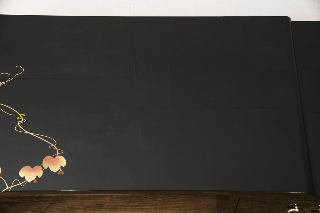 中古　美品　輪島塗り　繊細な色づかいが美しい蒔絵入りの文机(座机、ローテーブル、センターテーブル)(定価約60万円)(R-061543)