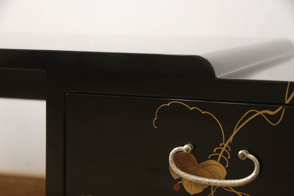 中古　美品　輪島塗り　繊細な色づかいが美しい蒔絵入りの文机(座机、ローテーブル、センターテーブル)(定価約60万円)(R-061543)