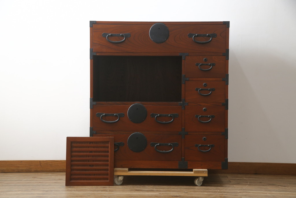 中古　美品!!　高級品　国産　職人手作り　三方欅(ケヤキ)材　内部桐材　和の空間づくりにおすすめのアンティーク調時代箪笥(和箪笥、収納箪笥、整理箪笥)(R-078807)