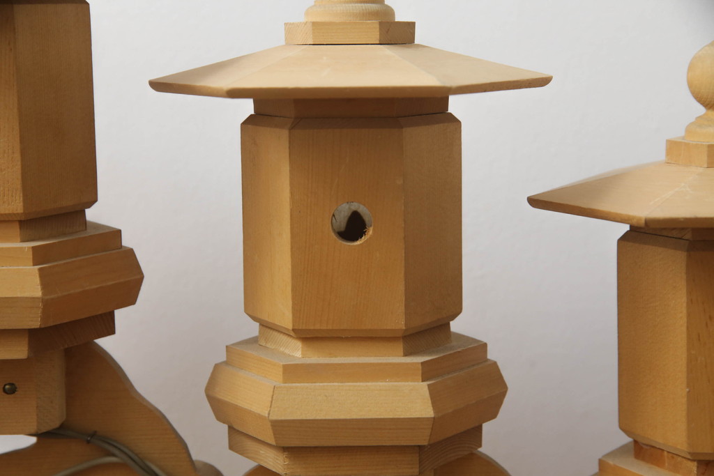 中古　ヒバ材　美術品のような存在感を放つ祭壇の彫刻照明2台セット(フロアスタンド、スタンドライト)(R-073518)