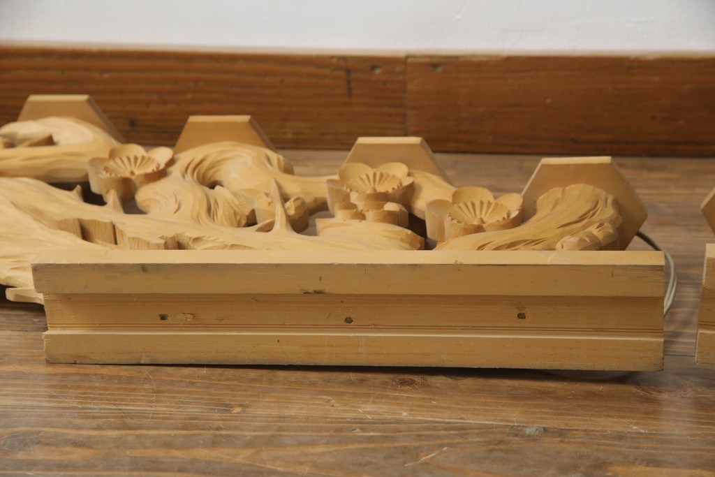 中古　ヒバ材　美術品のような存在感を放つ祭壇の彫刻照明2台セット(フロアスタンド、スタンドライト)(R-073518)
