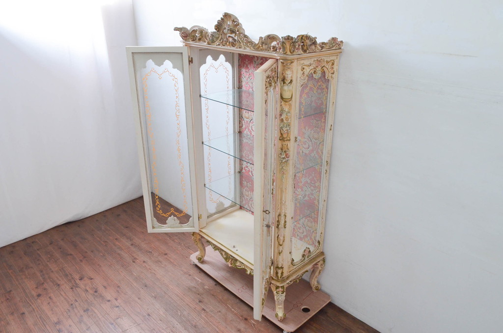 中古　高級輸入家具　ロココ調　華やかな空間づくりにおすすめの三面ガラスキャビネット(キュリオケース、ガラスケース、ショーケース、飾り棚、陳列棚、店舗什器)(定価推定約150万円)(R-078170)