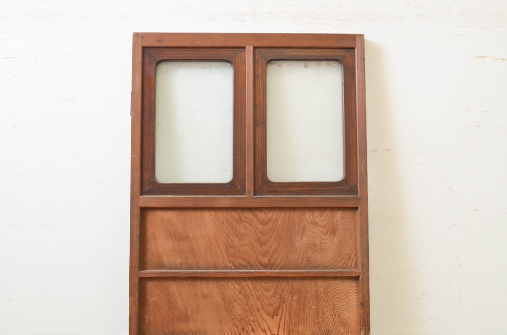 アンティーク建具　杉材　どこか懐かしい雰囲気を感じるガラス入り一枚板の扉1枚(木製扉、ドア)(R-071238)