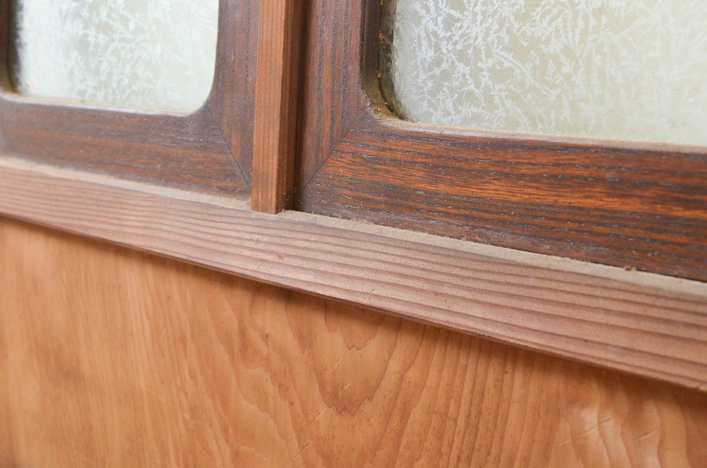 アンティーク建具　杉材　どこか懐かしい雰囲気を感じるガラス入り一枚板の扉1枚(木製扉、ドア)(R-071238)