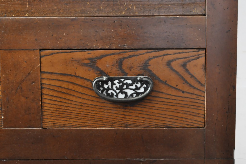 和製アンティーク　昭和初期　透かしの引き戸が涼し気な雰囲気を醸し出すレトロな佇まいの三尺水屋箪笥(食器棚、収納棚、戸棚、キャビネット)(R-059357)
