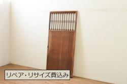 【オーダー家具実例】ラフジュ工房オリジナルのステンドグラス入り引き戸をオーダーメイドで製作しました。お客様ご提供のデザインをもとに、椿の丸いステンドグラスを制作。木部にはステンドグラスに合わせたモールディングを入れ、クラシカルで高級感のある建具に仕上げました。(玄関戸、引き違い戸)