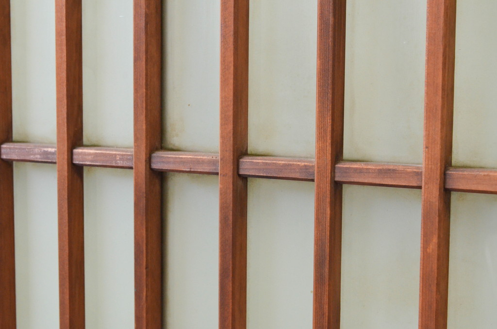 アンティーク建具　腰板栗材　風情のある佇まいが魅力的な格子入りガラス戸2枚セット(引き戸、格子戸、ガラス帯戸)(R-071241)